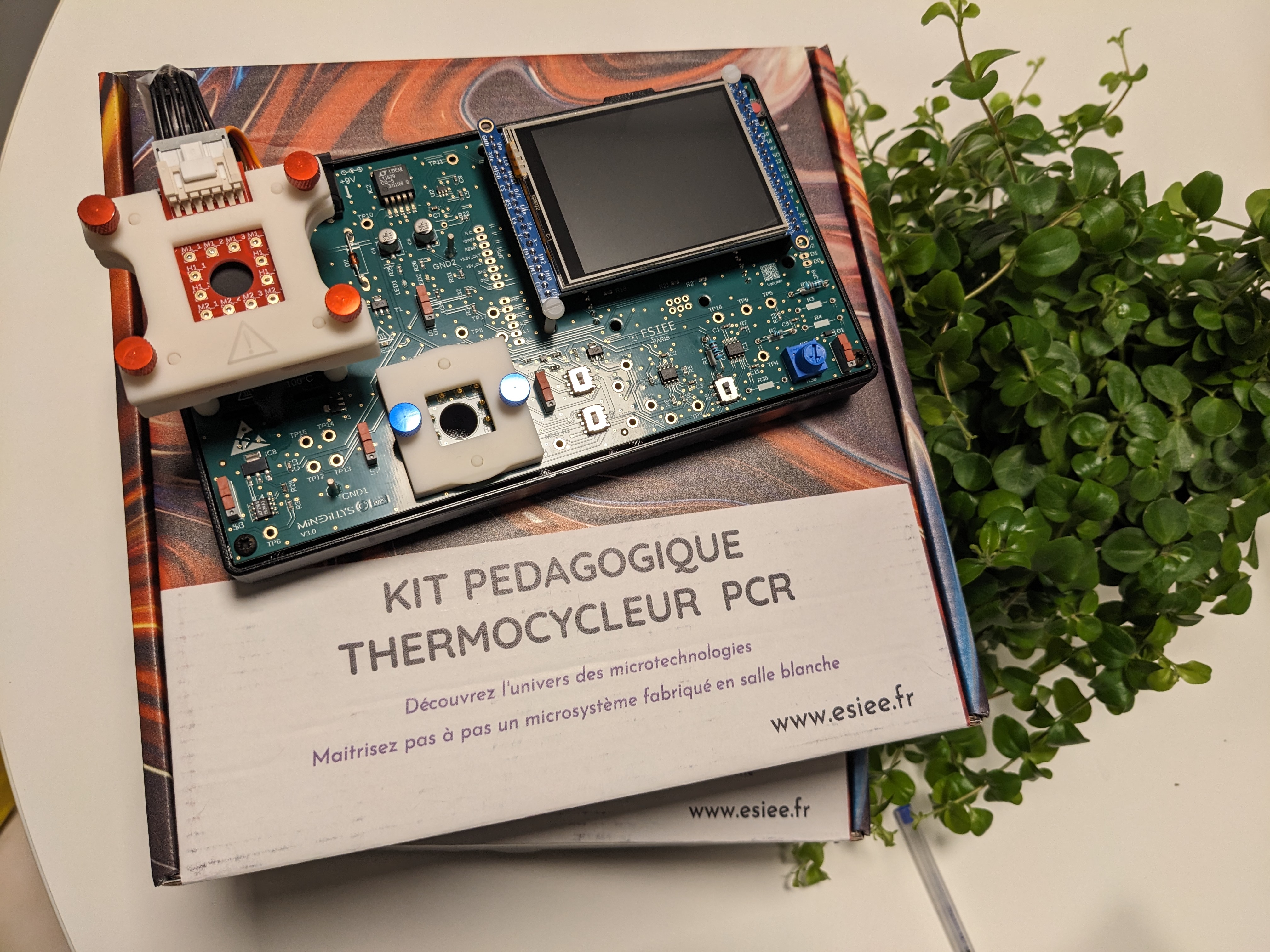 Kit pédagogique de micro-électronique (illustration).