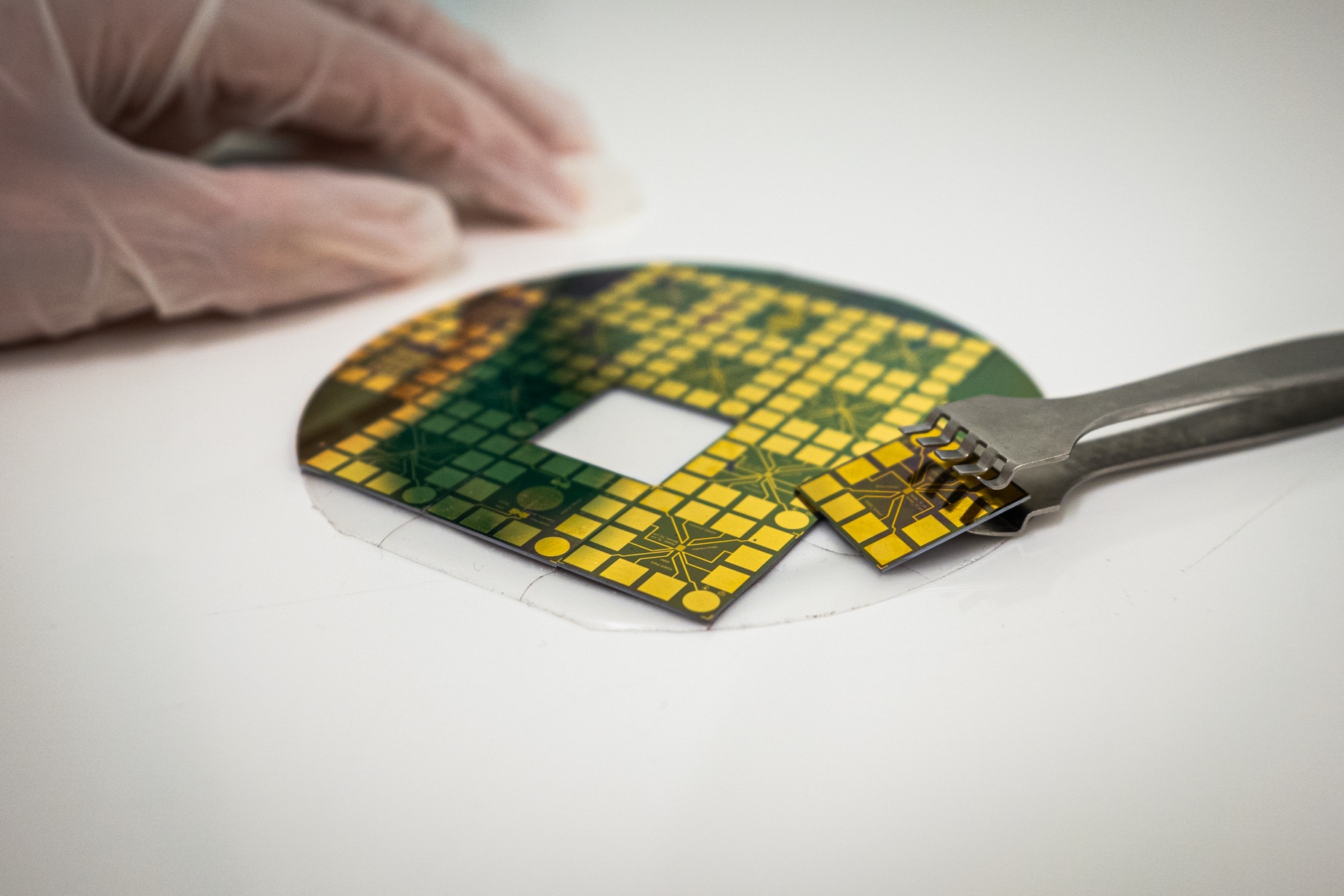 Vue illustrant un microthermocycleur et un dispositif de chauffage miniaturisé.
